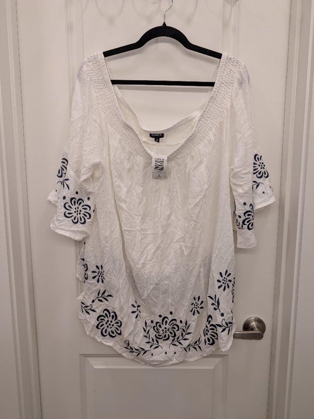 NWT Torrid 3X Off Shoulder Floral Embroidered Smocked Top White Navy Peasant 3